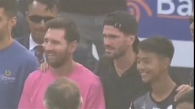 أبعده فرد أمن.. دي بول يعيد صغيرا خلال التقاط صورة جماعية للاعبي إنتر ميامي 