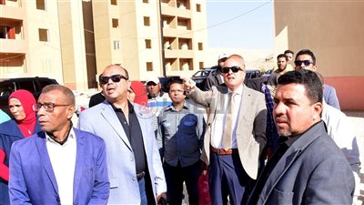محافظ الأقصر يتفقد مساكن الطود 