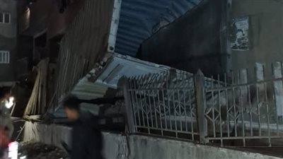 تحطم سور السكة الحديد بطوخ.. وتضرر عدد من المنازل إثر سقوط كونتنرات قطار بضائع بالقليوبية