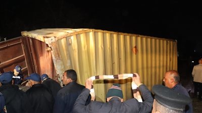 رفع 3 كونتينرات من موقع حادث قطار بضائع طوخ بالقليوبية