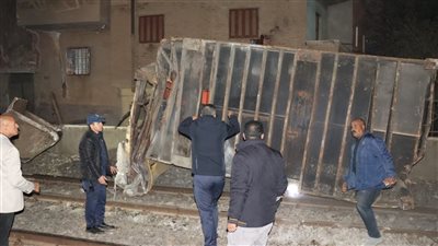 إصلاح الفلنكات المتضررة إثر سقوط 6 كونتينرات بقطار طوخ لضمان عودة حركة القطارات