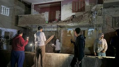 لحظة سقوط الحاويات من على قطار بضائع بقرية السفاينة بطوخ | فيديو