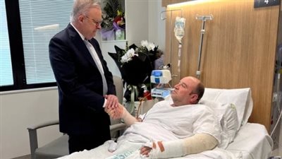 رئيس وزراء أستراليا يزور أحمد الأحمد في المستشفى بعد تصديه لهجوم سيدني