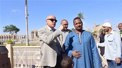 محافظ الأقصر يقود جولة صباحية مفاجئة لمتابعة منظومة النظافة ورفع الإشغالات بالميادين 