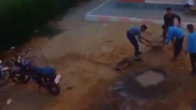 شغالين فواعلية بالزي المدرسي.. طلاب مدرسة إعدادية يعملون في البناء داخل مدرسة بقنا