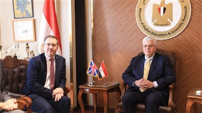 وزير التعليم العالي يلتقي سفير المملكة المتحدة بالقاهرة لبحث التوسع في الفروع الدولية للجامعات