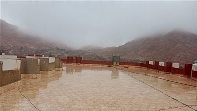 الحرارة وصلت إلى 3 درجات.. أمطار وبرد قارس على مدينة سانت كاترين| صور 