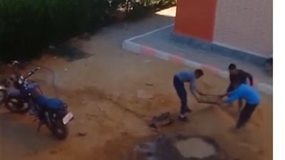 بعد نشر القاهرة 24.. إحالة مدير مدرسة إعدادية ومعلم الزراعة للتحقيق في واقعة عمل تلاميذ بالبناء بقنا