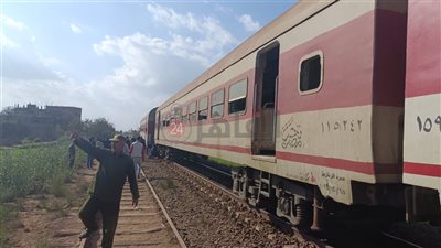 استدعاء ونش عملاق لرفع عربة قطار بعد خروجها عن القضبان بالمنوفية