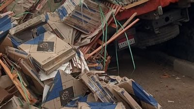 رفع آثار انقلاب سيارة نقل محمّلة بالسيراميك أعلى كوبري سندوب بالمنصورة