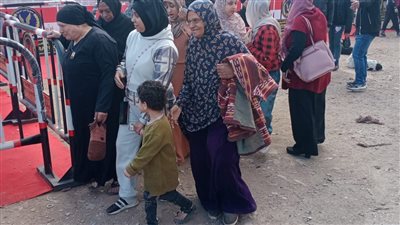 توافد المواطنين للإدلاء بأصواتهم في جولة الإعادة لانتخابات مجلس النواب بمدرسة علاء عزت بالخصوص