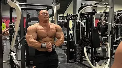 اشتهر بتجربته حياة الرهبان.. وفاة بطل كمال الأجسام الصيني وانج كون عن 30 عامًا إثر أزمة قلبية مفاجئة