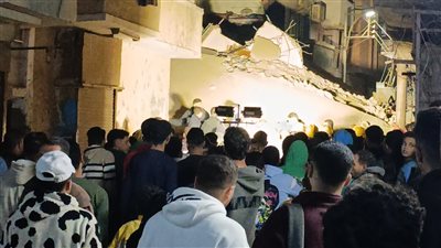 شهود عيان يكشفون تفاصيل انهيار منزل بحي غرب المنيا.. ونقل المصابين للمستشفى