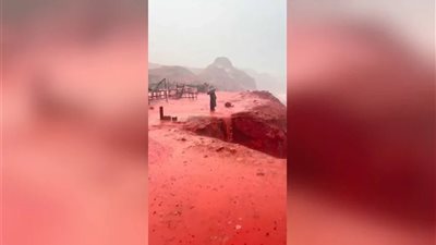 ساحل جزيرة هرمز الإيرانية يكتسي باللون الأحمر بعد سقوط أمطار غزيرة