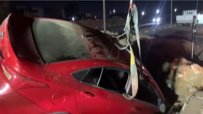 سقوط سيارة ملاكي داخل حفرة أمام مدرسة نفرتاري بالنهضة| صور