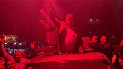 بالشماريخ.. الدكتور حاتم الشامي يحتفل بالفوز بانتخابات مجلس النواب وسط أهالي الخانكة