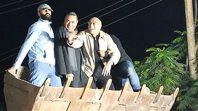 عقب إعلان نتيجة الحصر العددي.. مرشح بالغربية يعتلي لودر احتفالًا بفوزه في انتخابات النواب