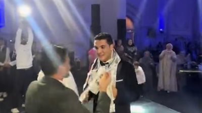 فيديو متداول لصديق يهدي مبلغا ماليا كبيرا لعريس في زفافه