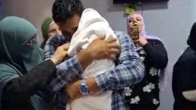 بعد حرمان 13 عامًا من الإنجاب.. فيديو لـ سعودي يحتضن صغيرا للمرة الأولى يثير إعجاب السوشيال ميديا 