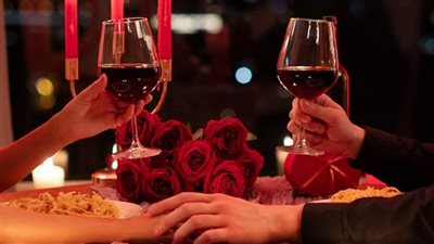 زوج يقاضي مطعمًا إيطاليًا بعد نشر فيديو له في موعد غرامي مع عشيقته على تطبيق تيك توك