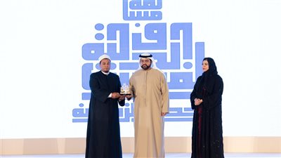 تكريم الفنان الأزهري إسماعيل عبده في ختام مسابقة الفجيرة الدولية للخط والزخرفة