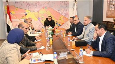 وزير الإسكان يعقد اجتماعا بمقر جهاز مدينة الشيخ زايد لاستعراض خطط تطوير الطرق والمحاور