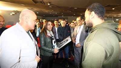 بالقلم الرصاص.. فنان أقصري يبهر وزيرة التنمية المحلية بلوحة فنية بصورتها