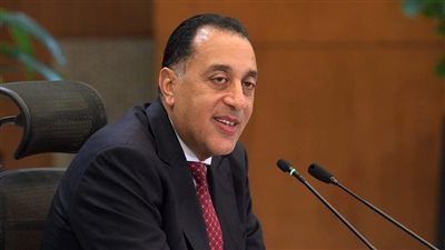 رئيس الوزراء يجري جولة داخل مطار القاهرة لتفقد الخدمات