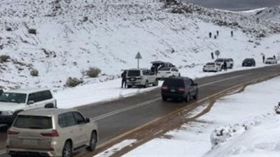 الصحراء تحولت للون الأبيض.. ثلوج نادرة تغطي مدينة حائل في السعودية