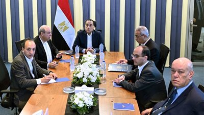 منها تحديث الكبائن الداخلية.. مدبولي يستعرض مع وزير الطيران استراتيجيات تطوير شركة مصر للطيران