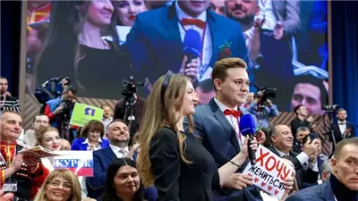 بحضور بوتين.. صحفي يفاجئ الجميع بطلب الزواج من فتاة خلال مؤتمر للرئيس الروسي