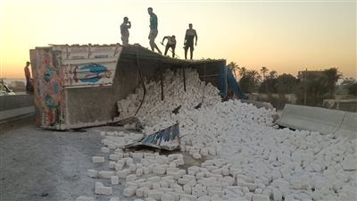 انقلاب تريلا محمّلة بالطوب الأبيض أعلى كوبري طما العلوي بسوهاج