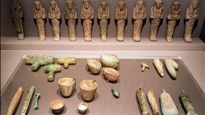 المتحف المصري بالتحرير يعرض أدوات وتماثيل أوشابتي للملك بسوسنس الأول