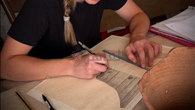 البعثة الإسبانية تكشف قطعة فخار نادرة توضح أسرار التجارة والحياة في مصر القديمة بأسوان 