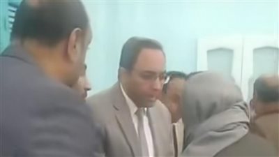 قتل بطلق ناري طائش.. محافظ قنا يقدم واجب العزاء لأسرة الطبيب الشهيد أبو الحسن رجب 