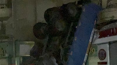 تفحما بداخلها.. مصرع سائق وشخص آخر في حادث انقلاب سيارة نقل من أعلى كوبري ترسا بالجيزة 
