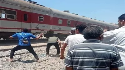 يُعرض حياة المواطنين للخطر.. السكة الحديد تحذر: قذف القطارات بالحجارة سلوك مرفوض