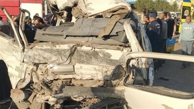 مصرع 3 أشخاص وإصابة 18 في تصادم بين تريلا وميكروباص على الطريق الصحراوي بالبحيرة