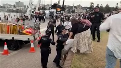 هجوم على رئيس وزراء أستراليا خلال وقفة تأبين ضحايا هجوم سيدني.. والشرطة تتدخل