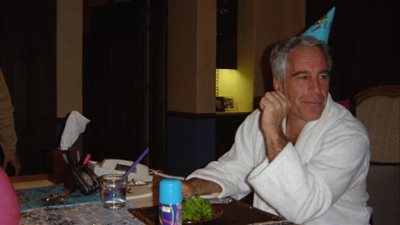 وثائق إبستين تكشف تعمّده استقدام فتيات قاصرات والتأكد من أعمارهن بنفسه