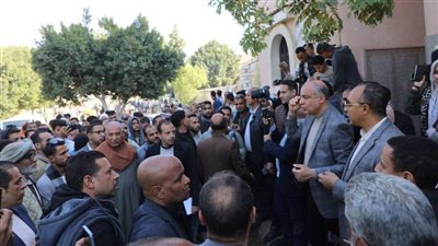 محافظ المنيا يلتقي أهالي قرية البرشا بمركز ملوي ويحرر طلبًا لمساعدة حالة إنسانية