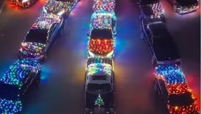 محبو سيارات مرسيدس في سوريا سصنعون شجرة كريسماس من سيارات كلاسيكية.. ما القصة؟