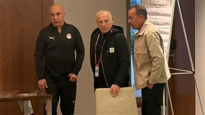 هاني أبو ريدة يجتمع بلاعبي المنتخب قبل مواجهة زيمبابوي غدا