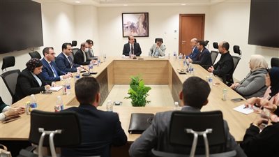 نائب وزير الصحة يعقد اجتماعًا مع وفد رفيع المستوى من ليبيا