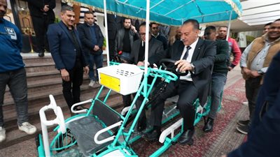 محافظ أسيوط يتفقد نموذجًا لمركبة نقل خفيفة صديقة للبيئة كبديل آمن للتوك توك دعمًا للشباب