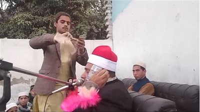 لحظة إلقاء الأموال عليه    