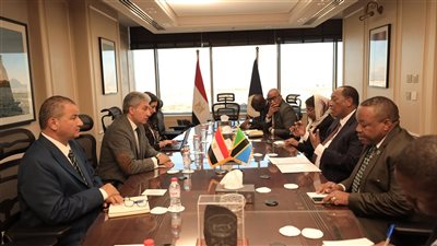 وزير السياحة يبحث مع وزير الإعلام التنزاني سبل تعزيز التعاون المشترك