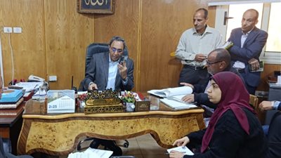 محافظ قنا يجري اتصالًا هاتفيًا بمواطن ويبلغه بالموافقة على ترخيص بناء متعطل