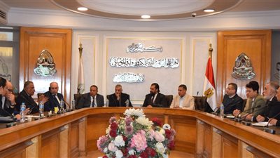 غرفة القاهرة تبحث مع التنمية الصناعية تيسير تراخيص محال الملابس والمنسوجات
