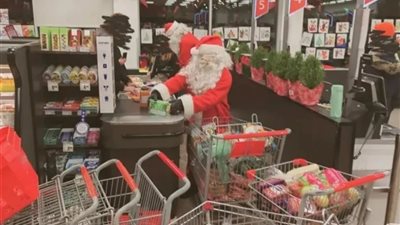 على طريقة روبن هود.. لصوص بزي بابا نويل يسرقون متجرًا ويوزعون الطعام على الفقراء